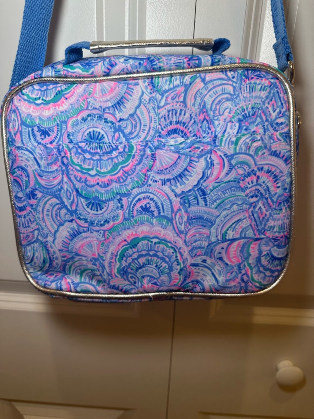 Lilly Pulitzer Pink & Blue Scallop-Print Crossbody Lunch Bag with Silver Trim - Picture 4 of 6